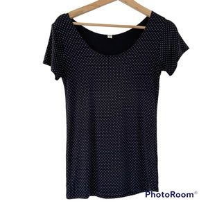 UNIQLO AIRism BLACK/WHITE POLKA DOT SHORT SLEEVED TSHIRT/TOP, SIZE MEDIUM